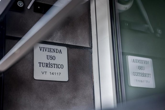 Archivo - Fachada de un piso turístico, a 20 de mayo de 2024, en Madrid (España).