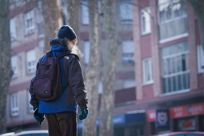Archivo - Un hombre camina por la calle, a 9 de febrero de 2023, en Vitoria-Gasteiz, Álava, País Vasco (España). 