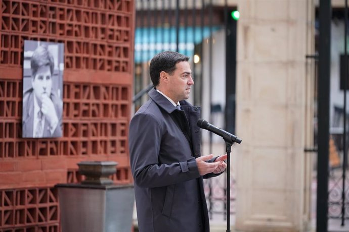 Pradales responde a los periodistas a su llegada al Parlamento Vasco