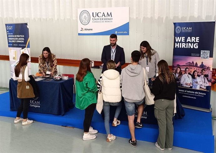 Un grupo de estudiantes en los stands de UCAM Cartagena durante la Feria Itinere 2024