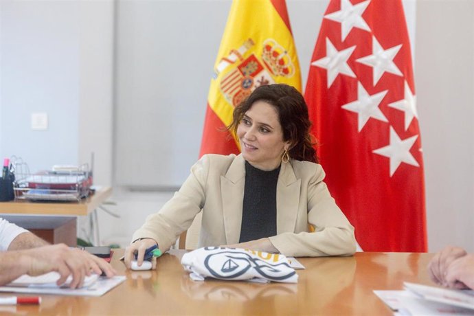 La presidenta de la Comunidad de Madrid, Isabel Díaz Ayuso, recibe a representantes de la Plataforma de Afectados por la Ocupación, en la Real Casa de Correos, 