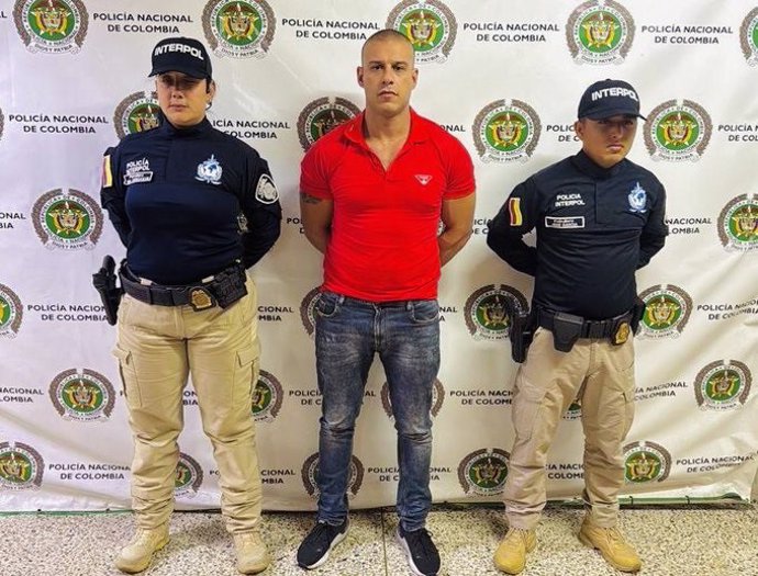 El detenido, en Colombia junto a dos agentes de la Interpol.