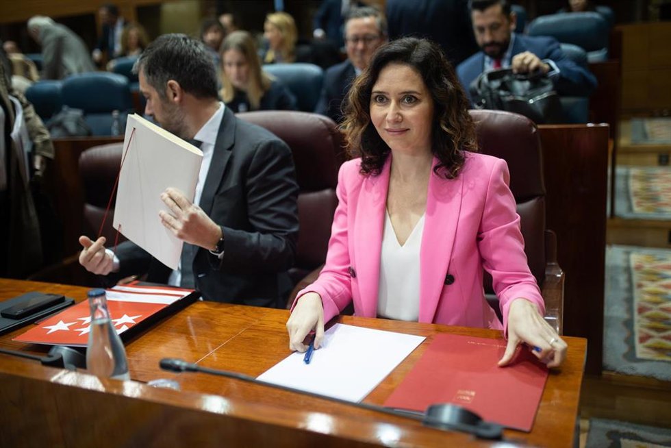 El consejero de la Presidencia de la Comunidad de Madrid, Miguel Ángel García y la presidenta de la Comunidad de Madrid, Isabel Díaz Ayuso, durante un pleno en la Asamblea de Madrid, a 6 de febrero de 2025, en Madrid (España).