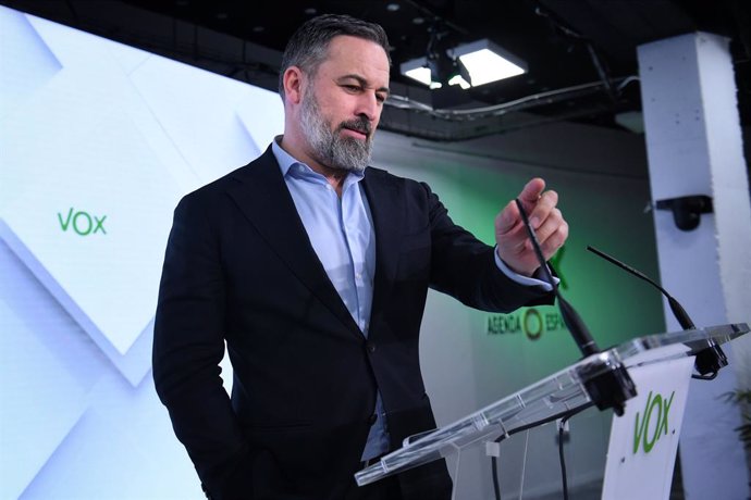 El líder de VOX, Santiago Abascal, durante una rueda de prensa posterior al Comité de Dirección del partido, a 13 de enero de 2025, en Madrid (España). Durante su comparecencia, Abascal, ha instado al Partido Popular a presentar una moción de censura cont