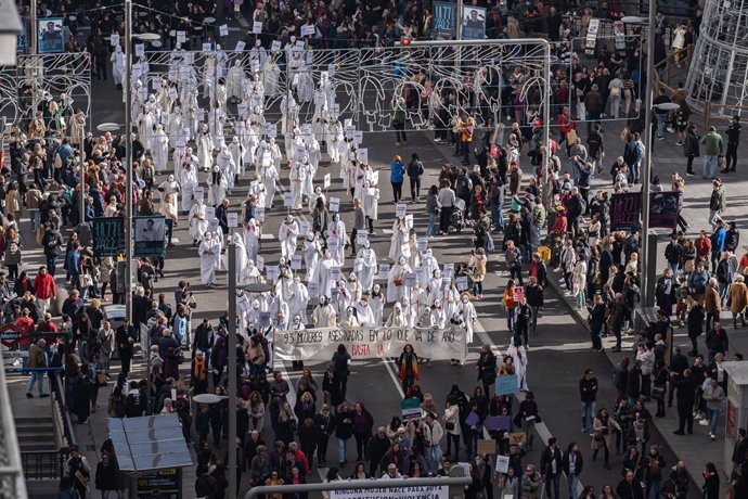 Archivo - Decenas de personas llevan carteles con nombres de mujeres asesinadas por violencia machista durante una manifestación por el 25N, a 25 de noviembre de 2023, en Madrid (España). Esta marcha ha sido convocada por el Foro de Madrid Contra la Viole