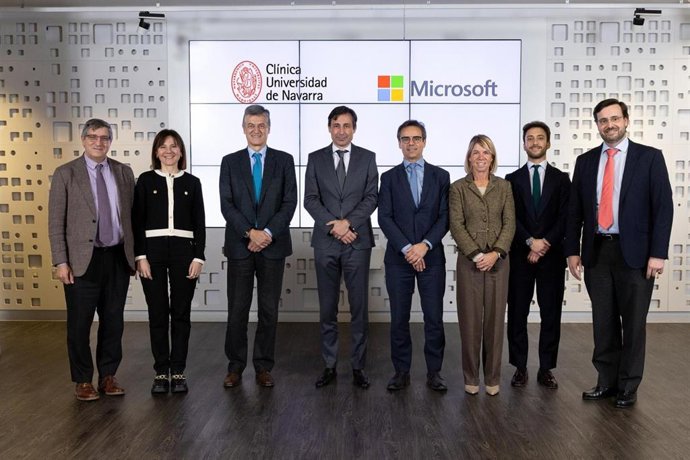 Joseba Campos, director general de la CUN, y Paco Salcedo, presidente de Microsoft España, con directivos de las dos entidades
