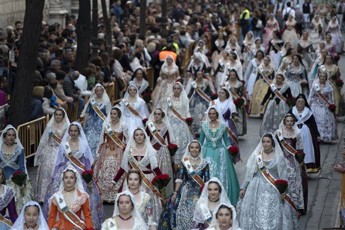 Archivo - Centenares de falleras a su llegada al desfile de la Ofrenda
