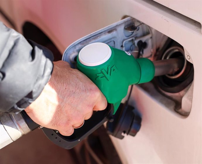 Economía.- El precio de los carburantes se encarece hasta casi un 2% esta semana y ya cuesta más que hace un año