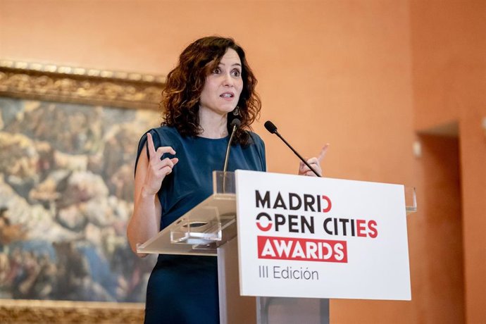 La presidenta de la Comunidad de Madrid, Isabel Díaz Ayuso, interviene durante la III Edición de los ‘Madrid Open Cities Awards’