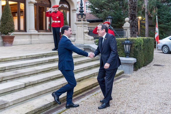 El lehendakari, Imanol Pradales, rebent el president del Parlament, Josep Rull 