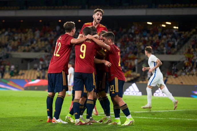 Archivo - Juan Miranda of Spain U-21 celebrates a goal with teammates during the European Championship 2023 Qualifier match between Spain U21 and Slovakia U21 at La Cartuja Stadium on October 8, 2021 in Sevilla, Spain