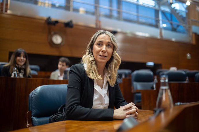 La nueva portavoz del PSOE en la Asamblea, Mar Espinar, durante un pleno en la Asamblea de Madrid, a 6 de febrero de 2025, en Madrid (España). La Asamblea de Madrid reanuda hoy su actividad tras el parón navideño y acoge el primer cara a cara entre la pre