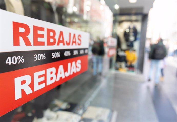 Carteles en un escaparate anuncian la temporada de rebajas, a 7 de enero de 2025, en Madrid (España).