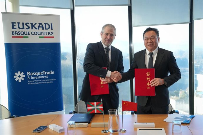 Andoitz Korta Jaurlaritzako Industria sailburuordea eta Xie Kun Jinango Udal Herri Gobernuko alkateordea