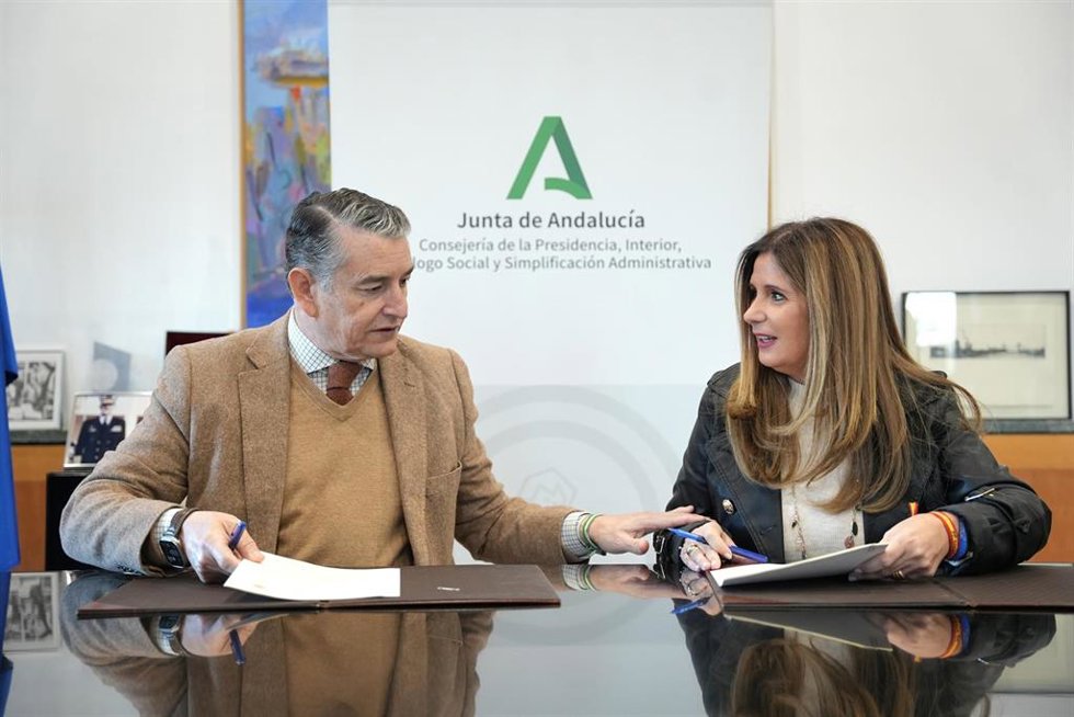 Antonio Sanz y Auxi del Olmo en la firma del convenio.
