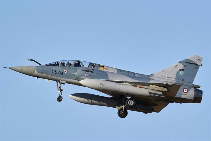 Archivo - Un avión Mirage 2000 de Francia realiza prácticas de maniobras aéreas de combate, en las inmediaciones de la base aérea de Los Llanos en 2022