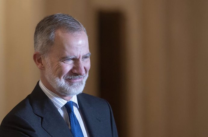 Archivo - El Rey Felipe VI recibe en audiencia a los nuevos funcionarios de las XXXIII, XXXIV, XXXV y XXXVI promociones del Cuerpo Superior de Interventores y Auditores de la Administración de la Seguridad Social, en el Palacio de la Zarzuela, a 7 de novi