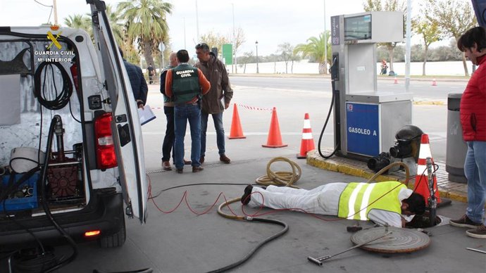 Archivo - Investigación de la Guardia Civil en la gasolinera de Coria del Río investigada en la causa durante los primeros momentos de las diligencias