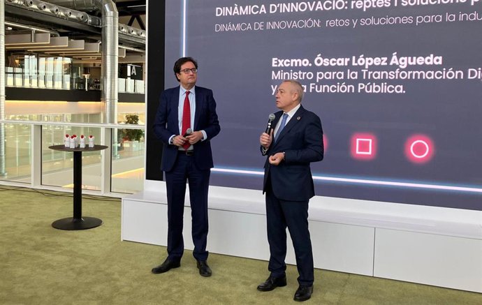 El ministro para la Transformación Digital y de la Función Pública, Óscar López, y el delegado especial del Estado en el CZFB, Pere Navarro.