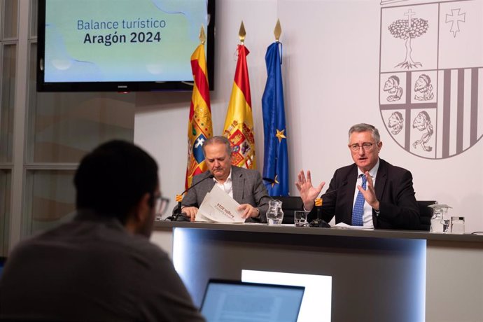 El consejero de Medio Ambiente y Turismo, Manuel Blasco, y el director general de Turismo y Hostelería, Jorge Moncada, presentan el balance turístico de Aragón de 2024.