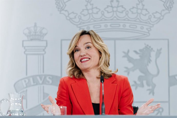 La ministra de Educación, Formación Profesional y Deportes y portavoz del Gobierno, Pilar Alegría, durante una rueda de prensa tras el Consejo de Ministros, en el Complejo de la Moncloa, a 4 de enero de 2025, en Madrid (España). El Consejo de Ministros ha
