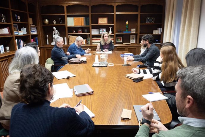 Reunión de la diputada de Políticas Sociales de la Diputación de Cáceres, Sheila Martín Gil, reunida con asociaciones que trabajan con personas con discapacidad