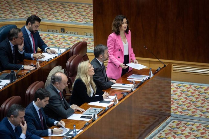 La presidenta de la Comunidad de Madrid, Isabel Díaz Ayuso, interviene durante un pleno en la Asamblea de Madrid, a 6 de febrero de 2025, en Madrid (España)
