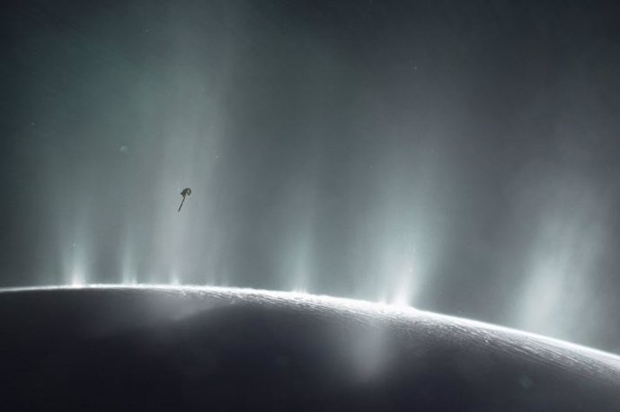 Archivo - La impresión de este artista muestra la nave espacial Cassini de la NASA volando a través de una columna de supuesta agua que brota de la superficie de Encelado, la luna de Saturno.