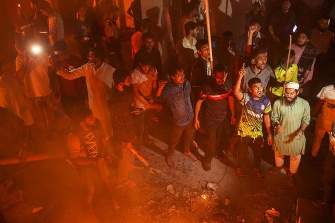 Imagen de archivo de manifestantes durante el incendio de la casa de la familia de Sheij Hasina. 