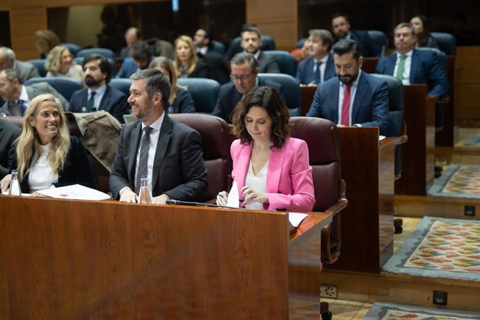 (I-D) La consejera de Economía, Rocío Albert; el consejero de la Presidencia de la Comunidad de Madrid, Miguel Ángel García y la presidenta de la Comunidad de Madrid, Isabel Díaz Ayuso, durante un pleno en la Asamblea de Madrid