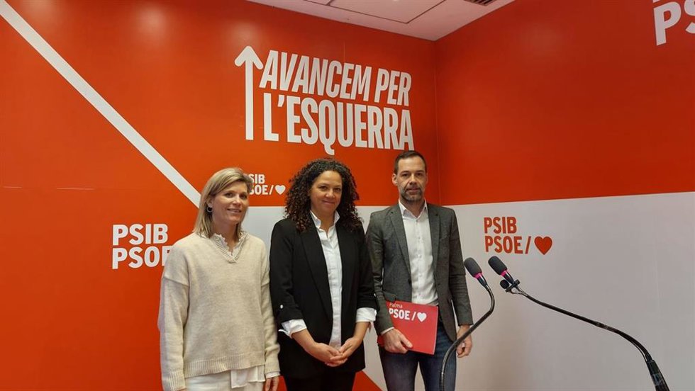 De izquierda a derecha, la consellera insular del PSIB, Sofía Alonso, la portavoz del PSIB en el Consell de Mallorca, Catalina Cladera, y el portavoz del PSIB en el Ayuntamiento de Palma, Xisco Ducrós, en rueda de prensa.