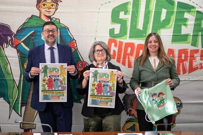 El consejero de Educación, Cultura y Deportes, Amador Pastor; la consejera de Desarrollo Sostenible, Mercedes Gómez, y la directora general de Economía Circular y Agenda 2030, Esther Haro, presentando el programa 'Supercirculares 2025'.