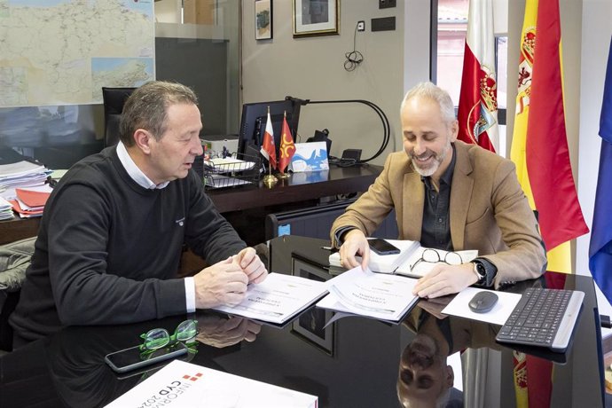 El Consejero De Educación, Sergio Silva, Se Reúne Con El Director Del IES Montesclaros, Norberto García