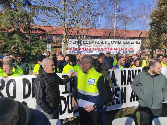 El presidente del comité de empresa de Volkswagen Navarra, Alfredo Morales, y el de BSH- Juanjo Hermoso de Mendoza, en una comparecencia para anunciar una manifestación el 16 de febrero en Pamplona.