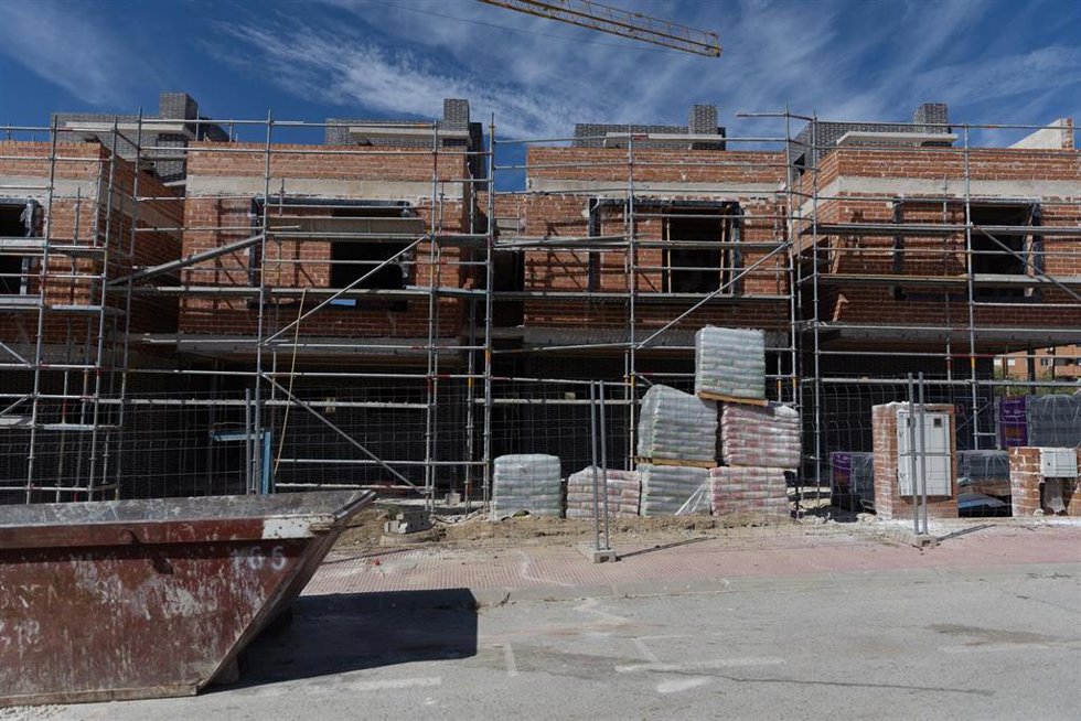 Archivo - Vista general de las obras de vivienda nueva 