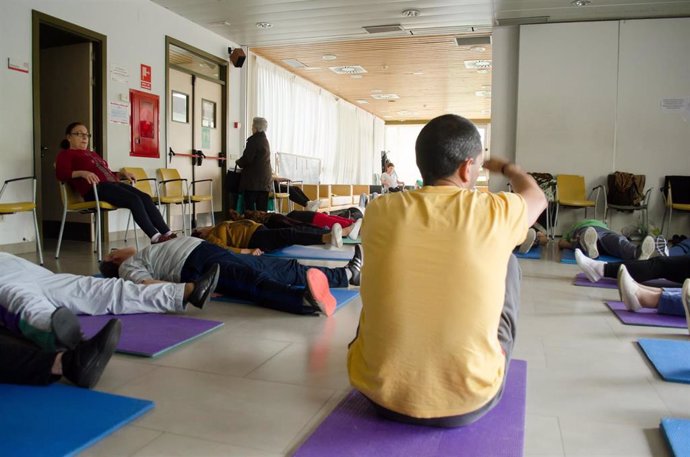 Archivo - Personas mayores haciendo gimnasia