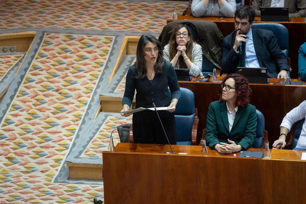 La portavoz de Más Madrid en la Asamblea, Manuela Bergerot, interviene durante un pleno en la Asamblea de Madrid, a 6 de febrero de 2025, en Madrid (España).