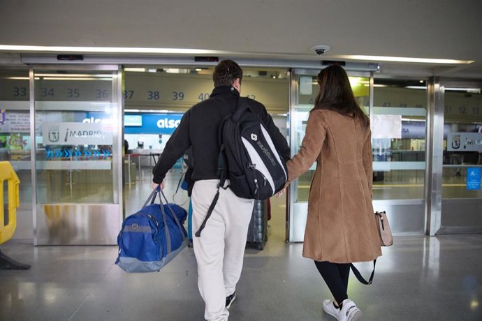 Archivo - Dos personas con equipaje.