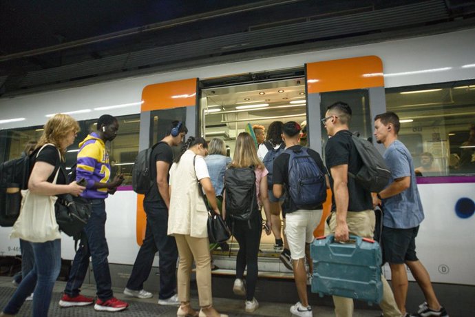 Archivo - Pasajeros subiendo al tren de Renfe Rodalies