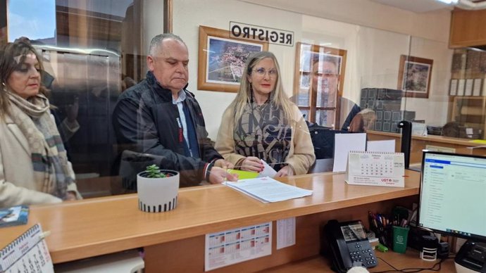 El concejal del PRC Víctor Manuel Reinoso y la edil del PSOE María Jesús García registran en el Ayuntamiento la moción de censura