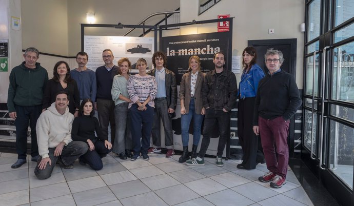 Archivo - Equipo artístico de 'La mancha', una producción del IVC escrita por Sergio Serrano (archivo)