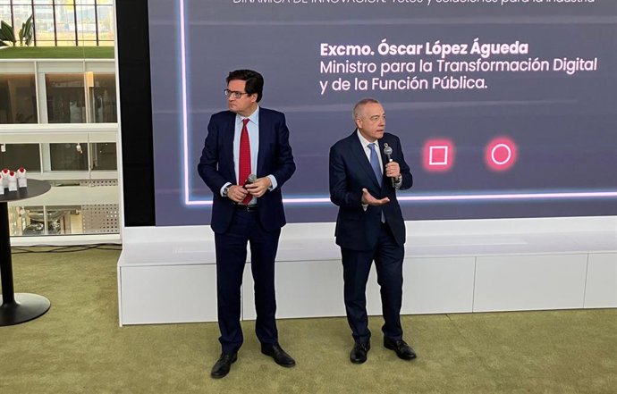 El ministro para la Transformación Digital y de la Función Pública, Óscar López, y el delegado especial del Estado en el CZFB, Pere Navarro.