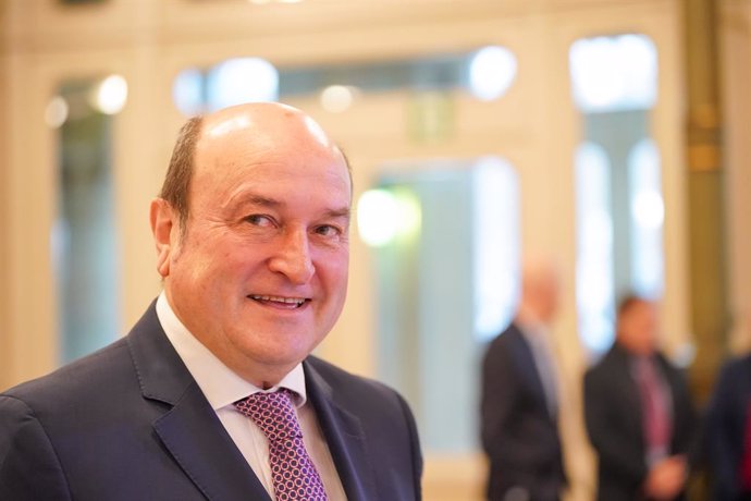 El presidente del EAJ-PNV, Andoni Ortuzar, durante la gala de los Premios Sabino Arana 2024, en el Teatro Arriaga, a 26 de enero de 2025, en Bilbao, Vizcaya, País Vasco (España). Los Premios Sabino Arana reconocen y distinguen categorías que van desde la 