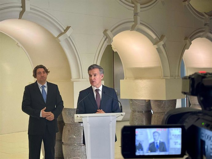 El consejero municipal de Urbanismo, Infraestructuras, Energía y Vivienda, Víctor Serrano, y el coordinador del convenio firmado con el REICAZ, Juan Salanova, sobre la ocupación ilegal