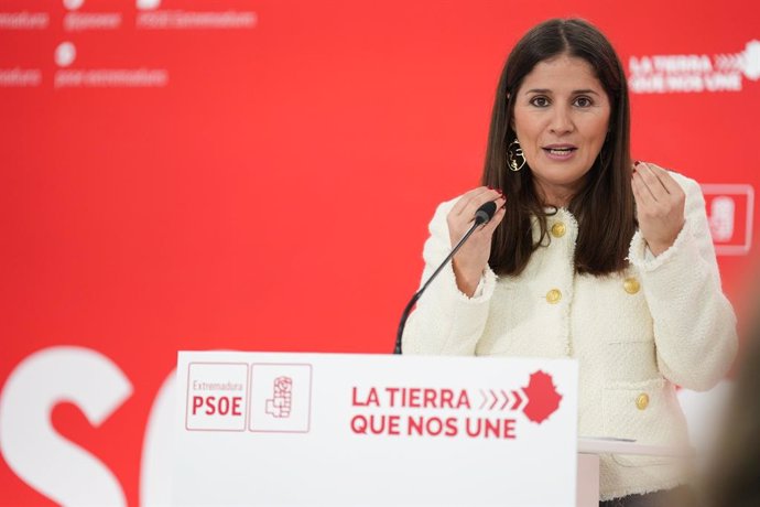 La portavoz del PSOE de Extremadura, Isabel Gil Rosiña, en rueda de prensa este lunes en Mérida