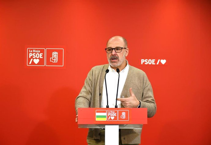 El diputado regional Socialista, Miguel González de Legarra, en comparecencia de prensa