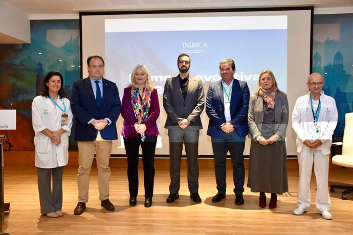 La delegada de la Junta en Cádiz, Mercedes Colombo, con el rector de la UCA en el balance del Inibica.