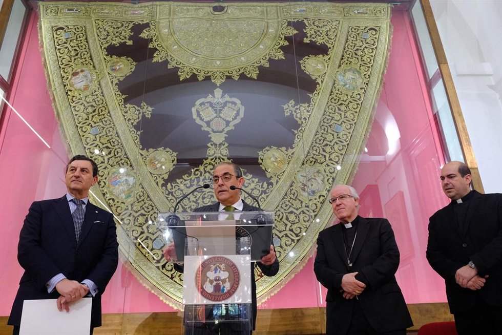 El hermano mayor de Los Estudiantes, el rector (ante el atril) y el arzobispo de Sevilla, en la inauguración de la Casa de Hermandad de la corporación del Martes Santo en la antigua Fábrica de Tabacos.