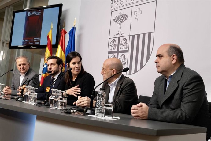 La directora general de Deporte, Cristina García, el presidente de la Real Federación Española de Voleibol (RFEVB), Felipe Pascual, el presidente de la Federación Aragonesa de Voleibol, David Lechón, y el concejal delegado de Deporte de Zaragoza.