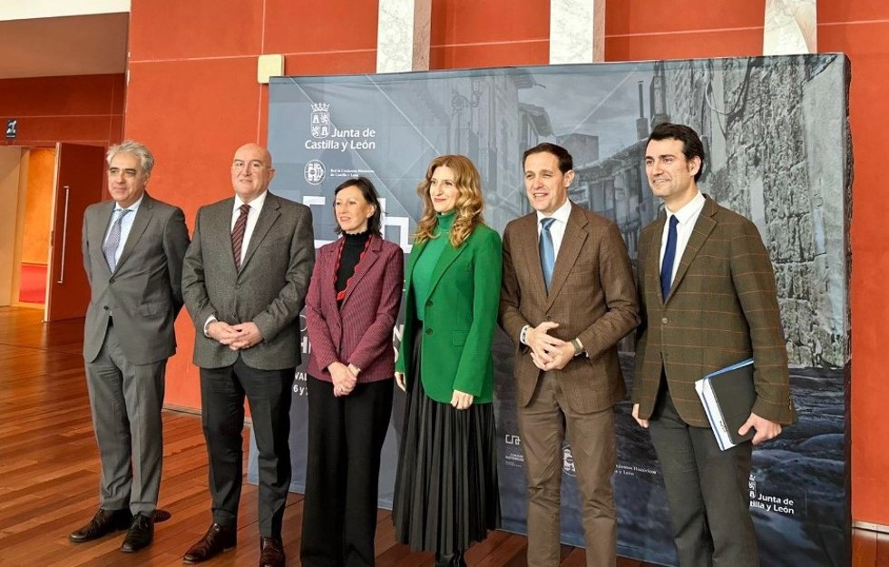 Representantes institucionales en la inauguración del encuentro de Conjuntos Históricos en Valladolid.